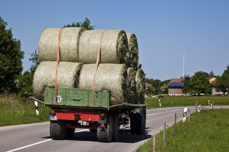 Andere-Teilnehmer-Strassenverkehr-Landwirtschaftliches-Fahrzeug-mit-schwerer-hoher-Ladung.jpeg