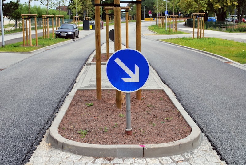 Andere-Teilnehmer-Strassenverkehr-Querungshilfe-Fussgaengerueberweg-schild-rechts-fahren.jpeg