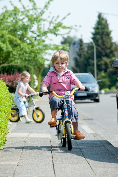 Andere-Teilnehmer-Strassenverkehr-Spielende-Kinder-Fahrbahnrand.jpeg