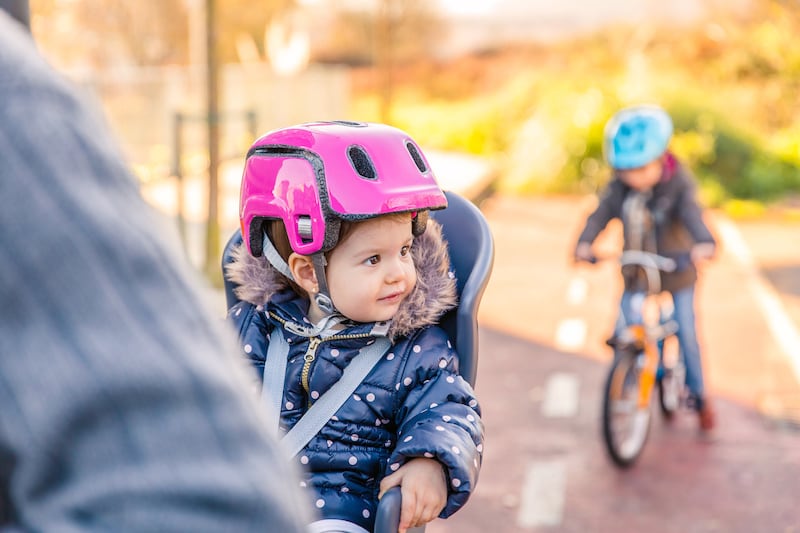 Andere-Teilnehmer-Strassenverkehr-rad_mit_kind_im_kindersitz.jpeg