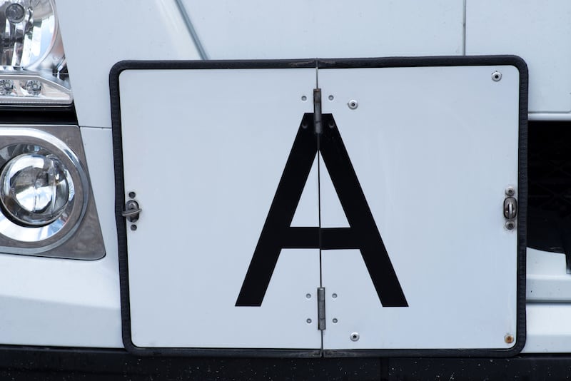 Fahren-Solokraftfahrzeugen-Zuegen-Warnschild_abfall.jpeg
