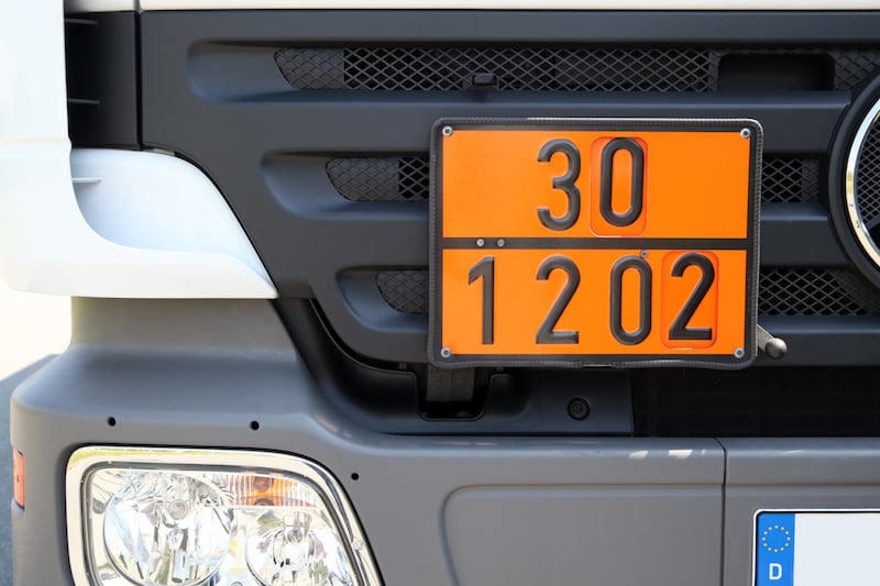 Fahren-Solokraftfahrzeugen-Zuegen-warntafel_gefaehrliche_gueter.jpeg