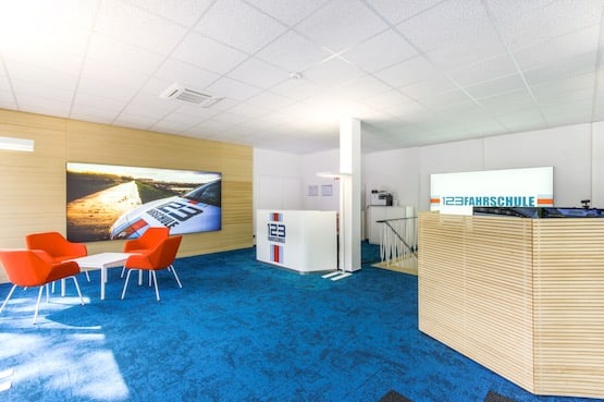 Fahrschule Bochum Eingang Theke Simulator und Sitzbereich
