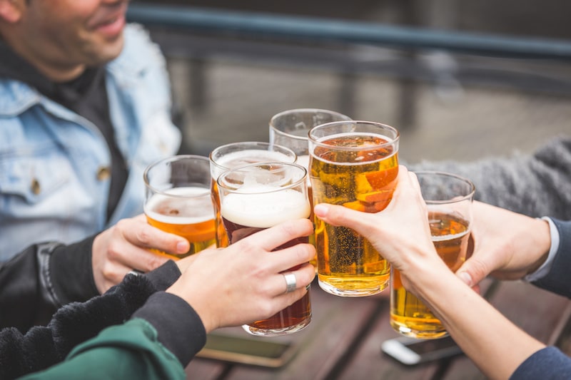 Risikofaktor-Mensch-Gruppe-trinkt-Alkohol-antsoßen-bier.jpeg