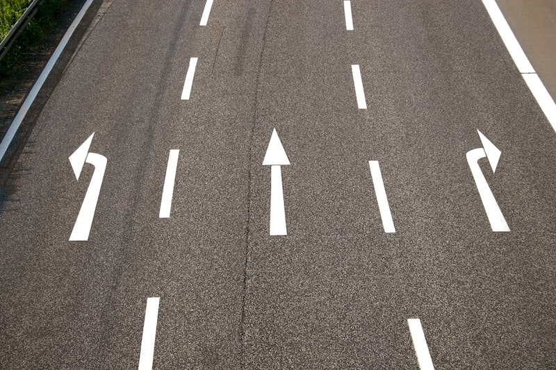 Ruhender-Verkehr-Fahrbahnmarkierung-Pfeile-Autobahn.jpeg