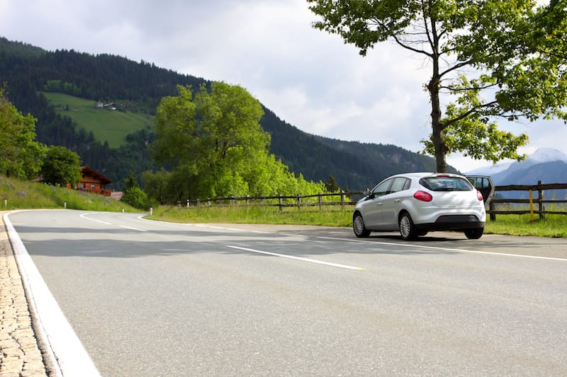Ruhender-Verkehr-halten_rechts_von_fahrbahnbegrenzung.jpeg