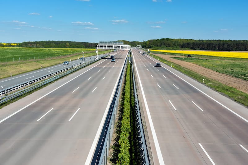 Strassenverkehrssysteme-Nutzung-mehrspurige_strasse_ausserorts.jpeg