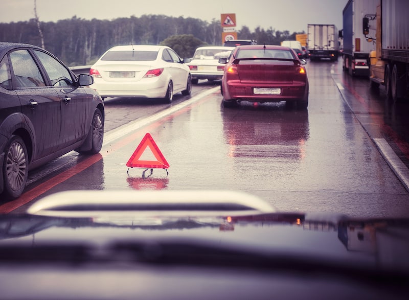 Strassenverkehrssysteme-nutzung-Panne-auf-Autobahn-Warndreieck.jpeg
