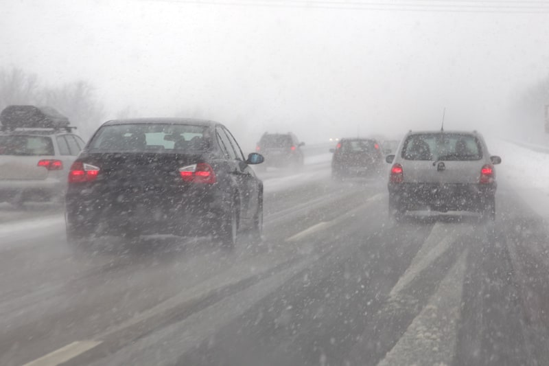 Strassenverkehrssysteme-nutzung-Schlechte-Wetterlage-Schnee-schlechte-Sicht.jpeg