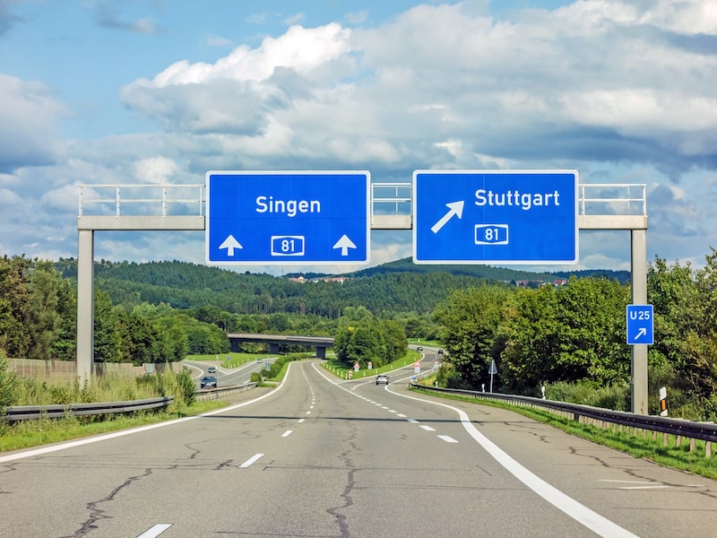 Strassenverkehrssysteme-nutzung-Verkehrszeichen-Autobahn-Ausfahrt-Baken.jpeg