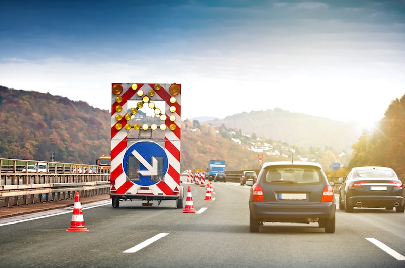 Strassenverkehrssysteme-nutzung-Wanderbaustelle-Autobahn-123fahrschule.jpeg