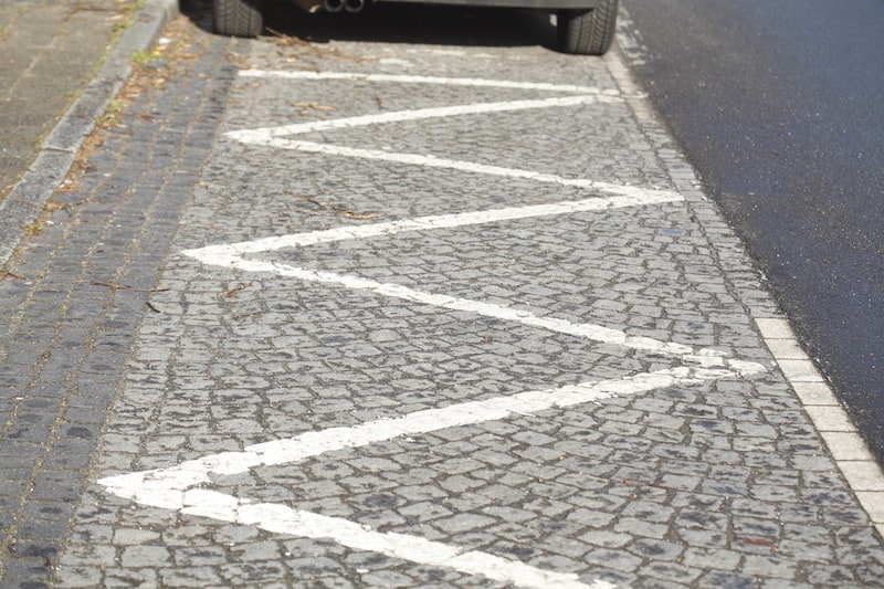 Strassenverkehrssysteme-nutzung-Zick-Zack-Linie-parken-verboten.jpeg