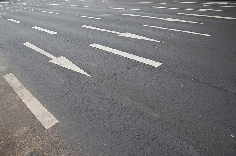 Straßenverkehrssystem – mehrspurige Fahrbahn.jpg
