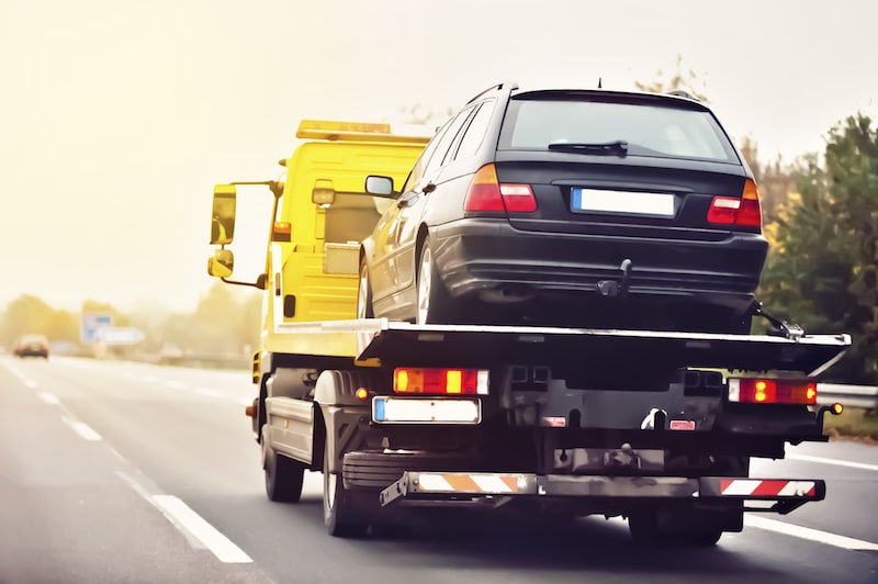Verhalten-besondere-Verkehrssituationen-Abschleppwagen-mit-Auto-beladen.jpeg