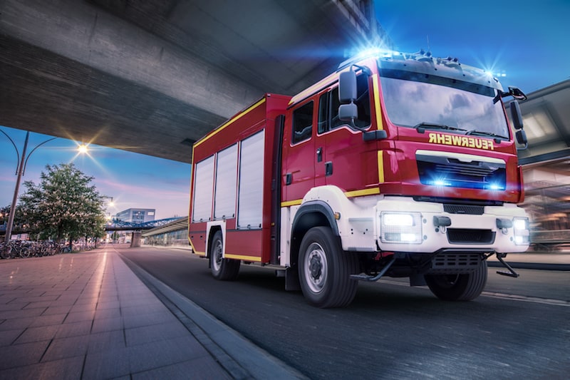 Verhalten-besondere-Verkehrssituationen-Feuerwehrauto-mit-Blaulicht-im-Einsatz.jpeg