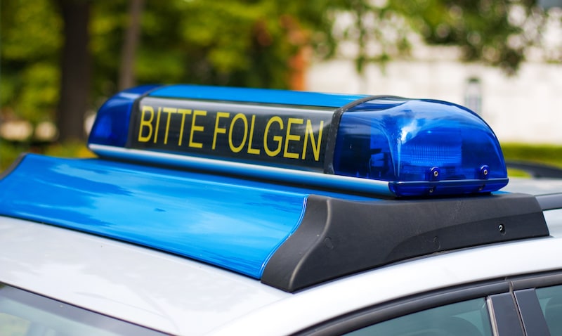 Verhalten-besondere-Verkehrssituationen-Polizeiauto-bitte-folgen.jpeg