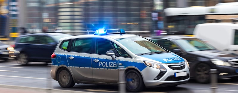 Verhalten-besondere-Verkehrssituationen-Polizeiauto-mit-Blaulicht-im-Einsatz.jpeg