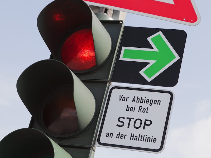 Verkehrsregelungen-Bahnuebergaenge-ampel_mit_gruenpfeilschild.jpeg