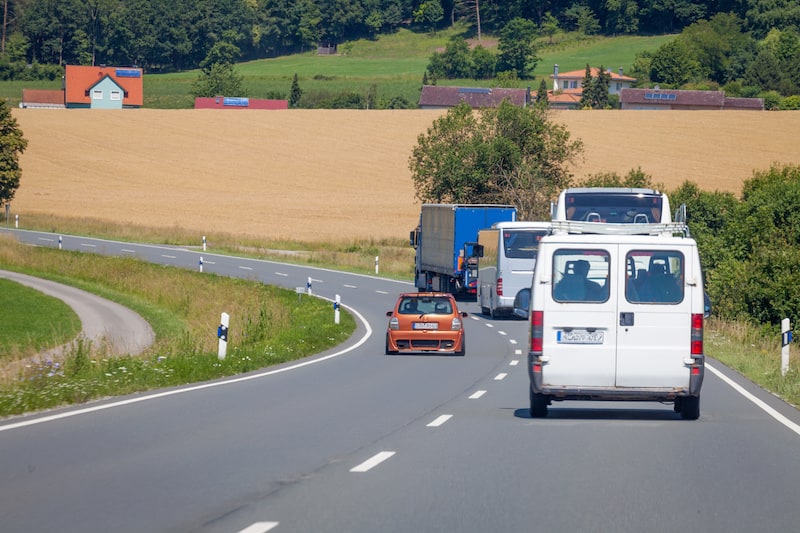 Verkehrsverhalten-Fahrmanoever-Auto-ueberholt-mehrere-Fahrzeuge-auf-Landstrasse.jpeg