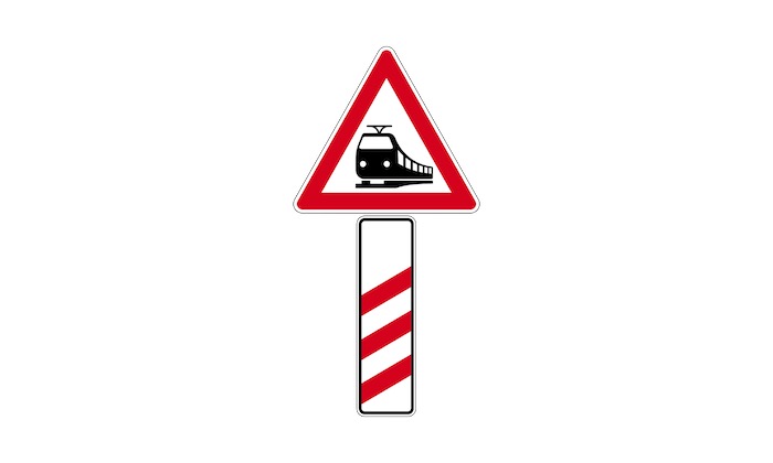 Verkehrszeichen-Bahnübergang-mit-dreistreifiger-Bake.jpg