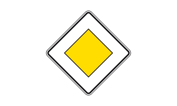 was bedeutet dieses verkehrszeichen vorfahrtstraße Vorfahrt verkehrszeichen kreisverkehr verkehrsschild gewähren achten stvo schild schilder fahrrad verkehrsschilder vorschriftzeichen fahrtipps parken verkehr kreisel gewaehren radfahrer halt verboten