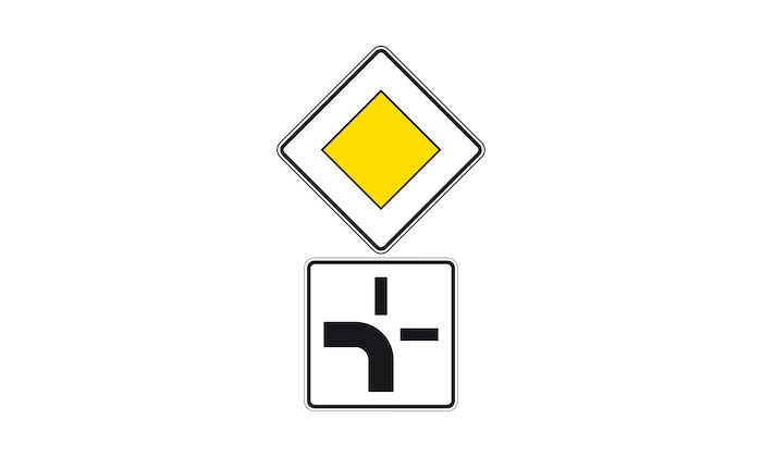 Verkehrszeichen-Zusatzzeichen-abknickende-Vorfahrt.jpg