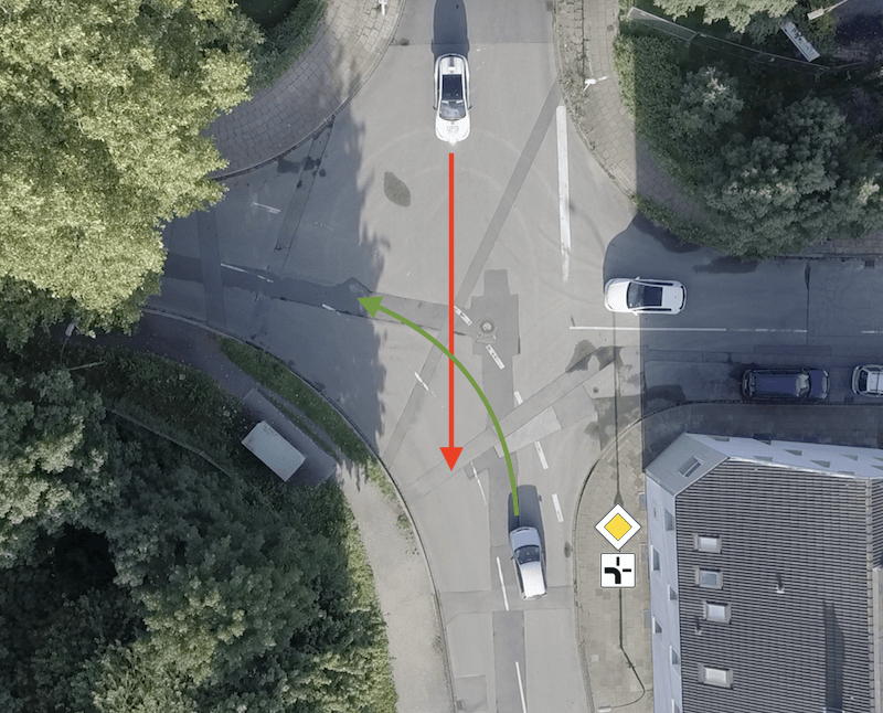 Vorfahrt-Fahrzeug-kommt-aus-der-Vorfahrtsstraße.png